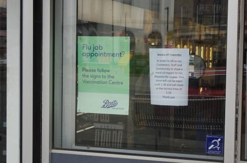 Closed sign on a business door after deregistration